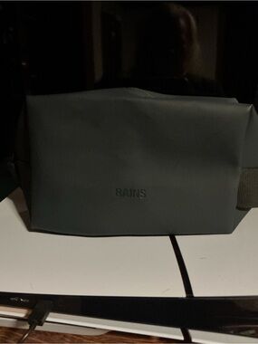 Rains Men's Toiletry Bag in black